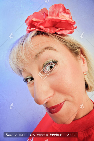 滑稽乖巧的女性肖像在鮮艷的色彩背景下