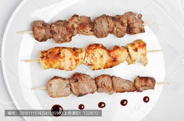 雞；豬肉和牛肉串在白色板