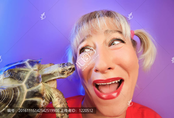 有趣的女人與龜彩色生動的背景