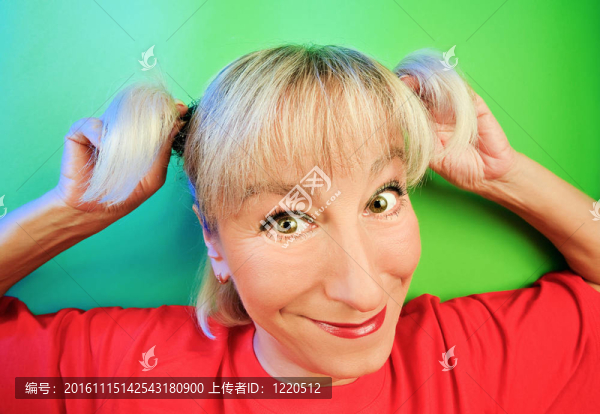 滑稽乖巧的女性肖像在鮮艷的色彩背景下