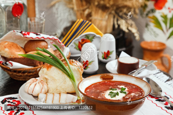 烏克蘭羅宋湯；與pampushki紅甜菜湯；豬油和大蒜