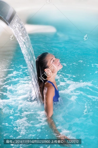 SPA水療的女人瀑布急流