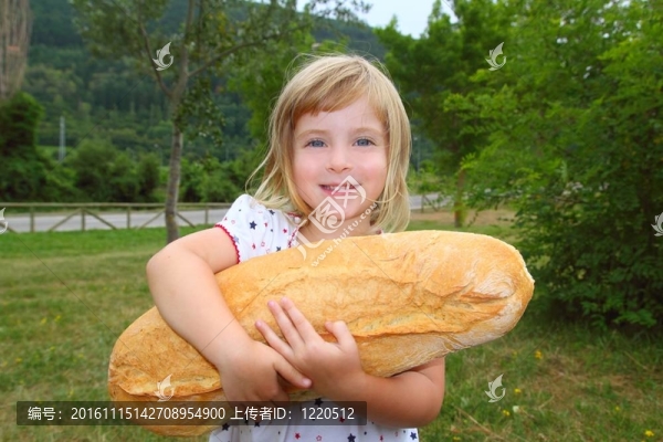 女孩抱著大面包的幽默大小饑餓的孩子