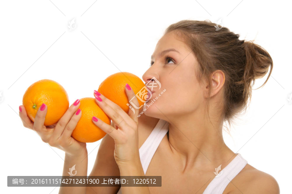 三個橙子的年輕女人