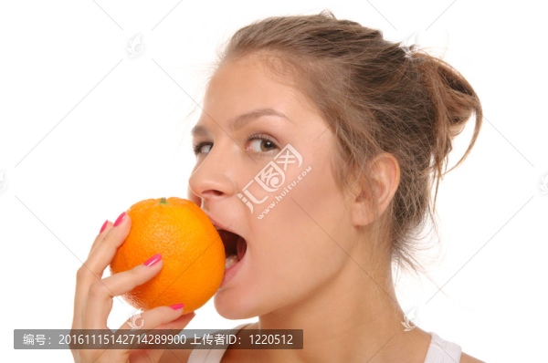 年輕的女人咬一個(gè)橘子