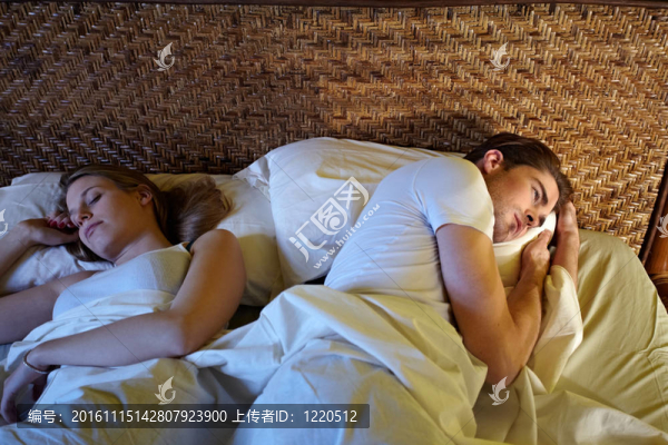 年輕夫婦睡在床上