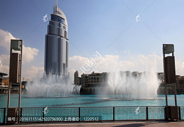 帆船哈里發(fā)表演噴泉。