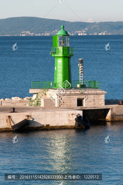 燈塔的分裂-匯圖網(wǎng) www.fosd68.com 燈塔的分裂