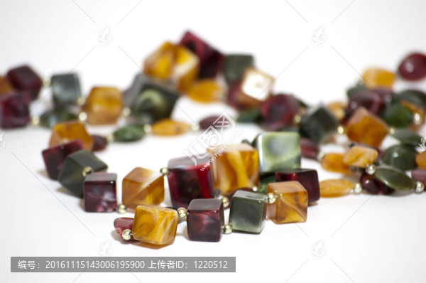 白色皮毛上的珠子