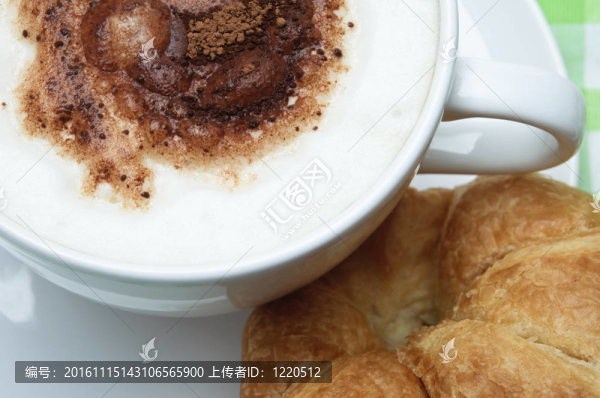 一杯咖啡和牛角包