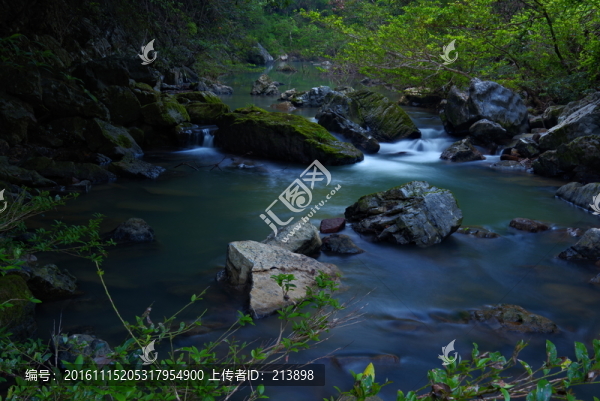 山間溪流