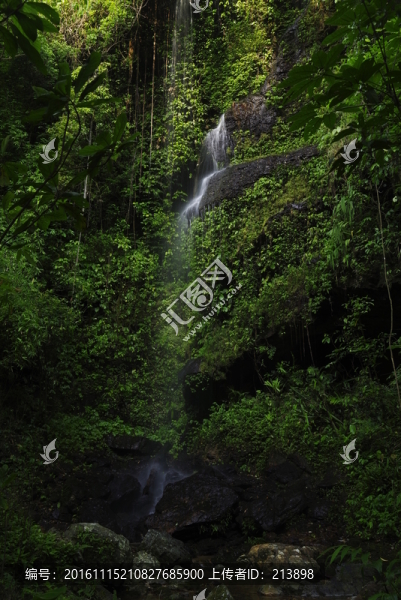 山間瀑布