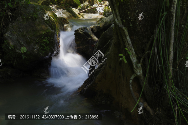 溪水流淌