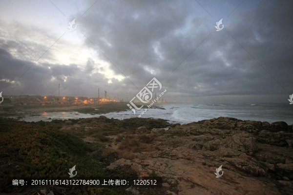 在黎明附近的海上煉油廠