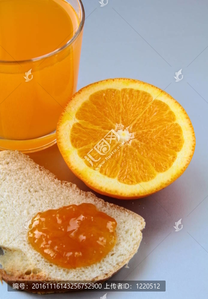 橙汁；果汁和烤面包