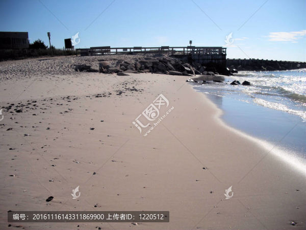 沿海岸波浪沖刷的碼頭