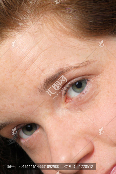 迷人的Green,Eyed,Brunette
