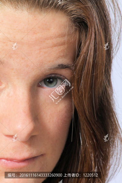 迷人的Green,Eyed,Brunette