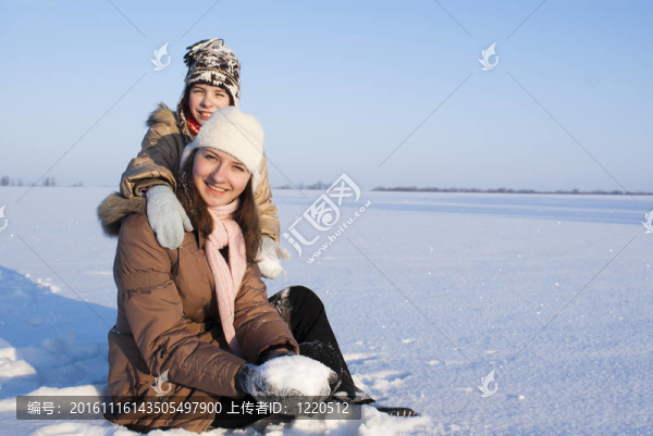 十幾歲的女孩坐在雪地里