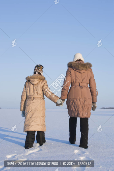 兩個(gè)姐妹在雪地里