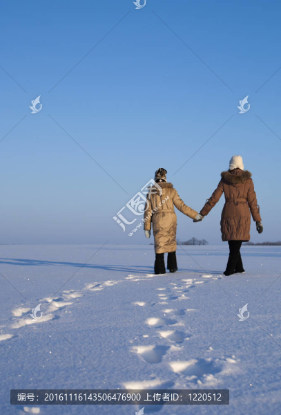 兩個(gè)姐妹在雪地里
