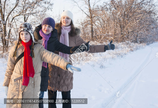 三孩子搭便車在積雪的路上