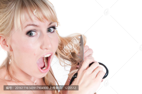女孩剪頭發(fā)