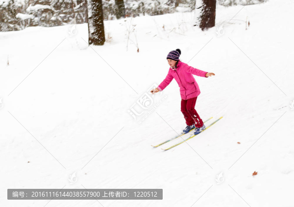 聰明的女孩滑雪