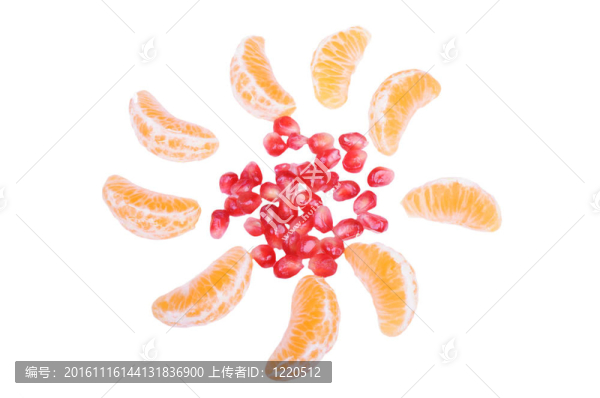 Tangerine夜店片石榴籽孤立在白色背景