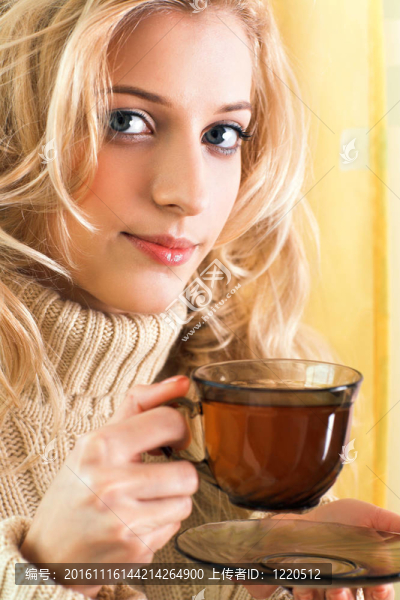 女孩與杯