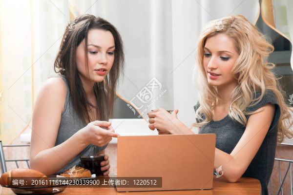 桌子上的女孩