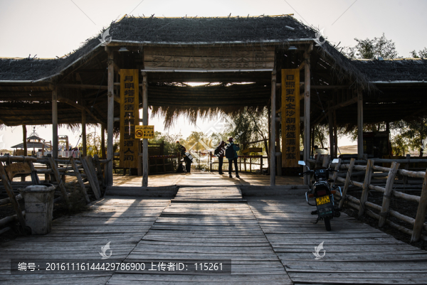 沙漠濕地羅布人村門樓