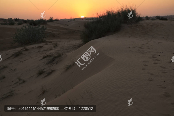 沙漠中的日落。