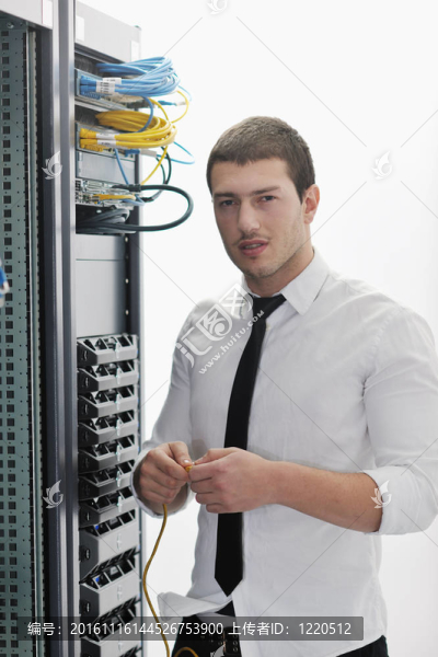 在數(shù)據(jù)中心機(jī)房的年輕工程師