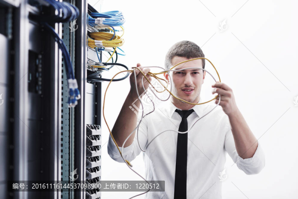 在數(shù)據(jù)中心機(jī)房的年輕工程師