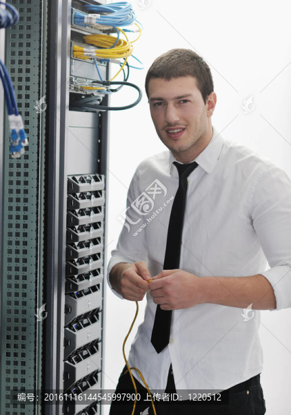 在數(shù)據(jù)中心機房的年輕工程師