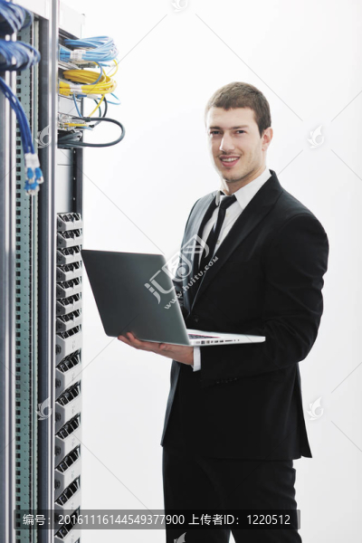 網(wǎng)絡服務器機房筆記本電腦的商人