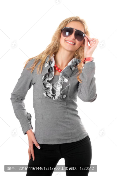 太陽眼鏡中的年輕金發(fā)女郎的肖像