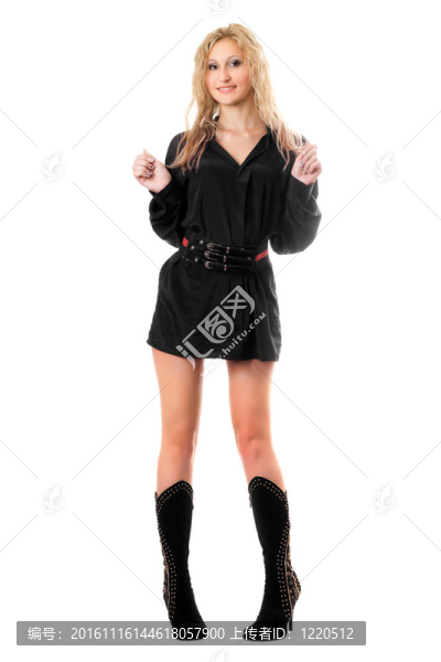 黑衣男子微笑的年輕女子