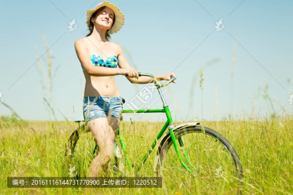 在草地上騎自行車的女孩