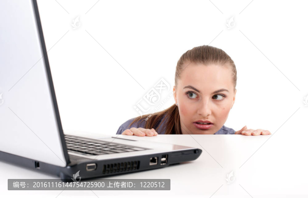 驚恐的女人看筆記本電腦屏幕