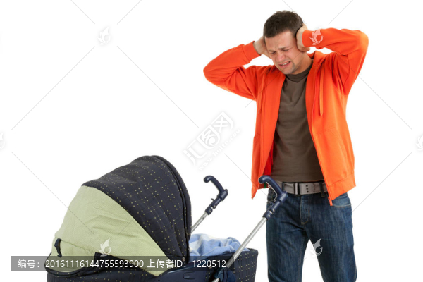 憤怒；生氣的父親舉起雙手，嬰兒車