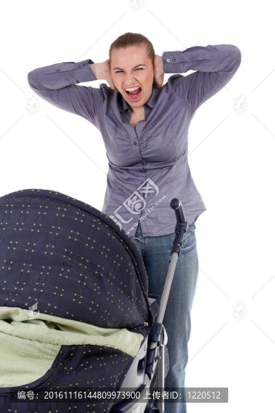 喊媽媽舉起雙手；憤怒和嬰兒車