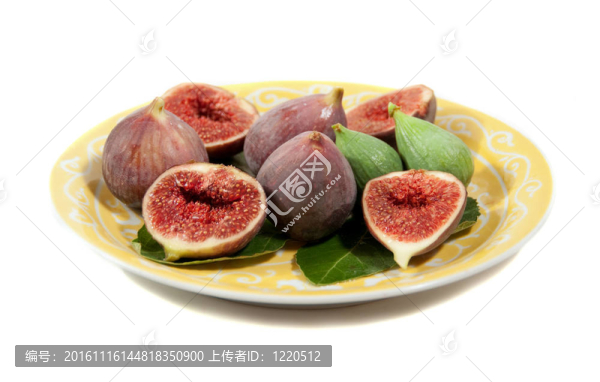 裝飾用的黃色板上的新鮮無花果