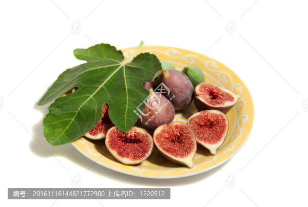 無花果葉所覆蓋的新鮮無花果