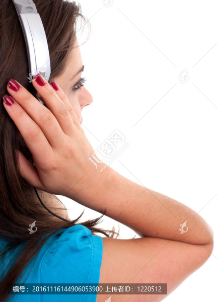 從MP3播放器的耳機(jī)聽音樂的年輕女子