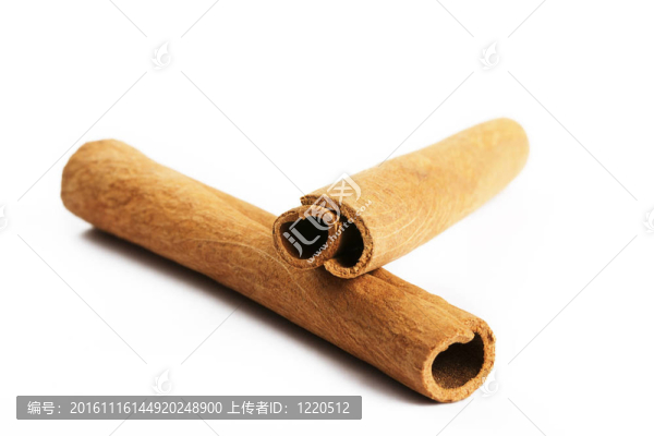 兩只棕色的肉桂棒在白色背景