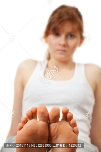 腳坐的女人；注重腳