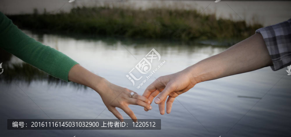 情侶手拉手