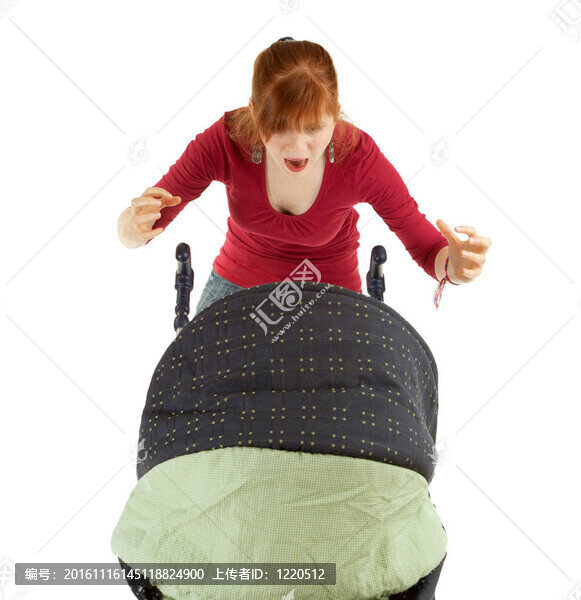 喊媽媽舉起雙手；憤怒和嬰兒車